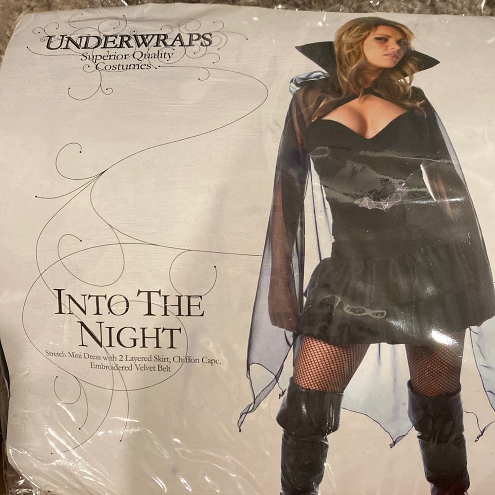 Womens sexy vampire dress and cape costume